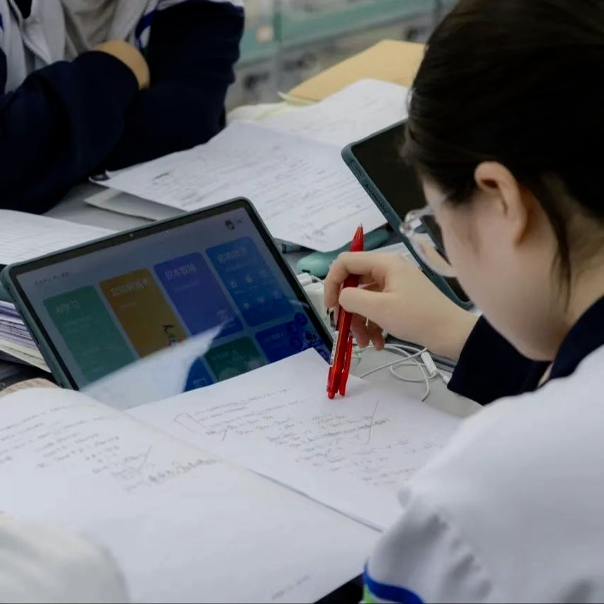 以AI为桥，家校同心赋能高考备考(图1)